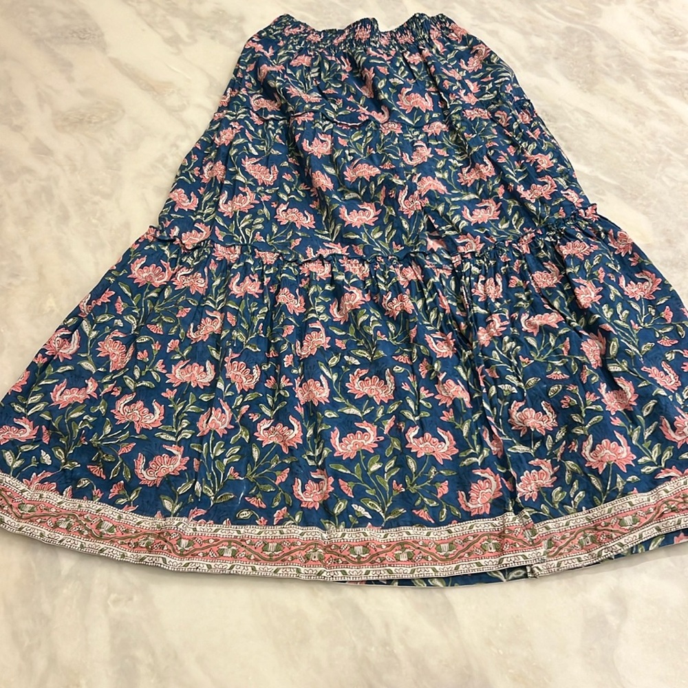 Gingy batik floral long skirt with side slit size S